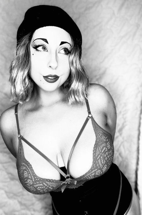 Adelayarmstrong only fans naked