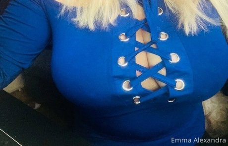 uniquilyyours onlyfans model images