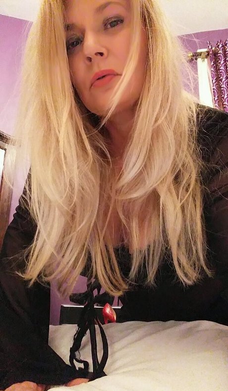 uniquilyyours onlyfans topless