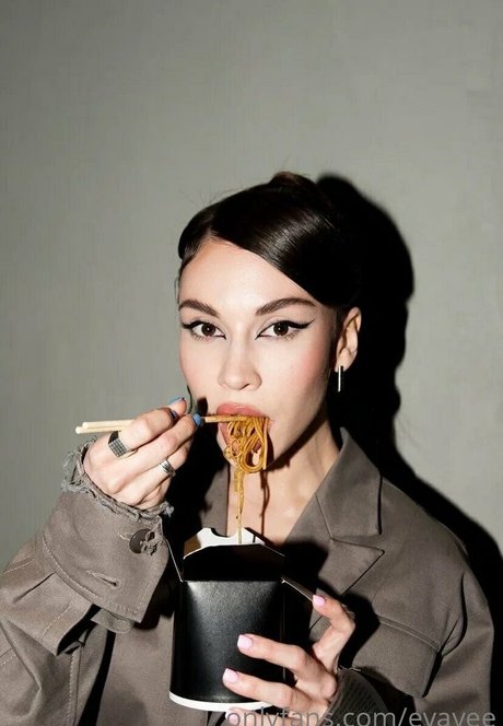 evavee onlyfans model photo