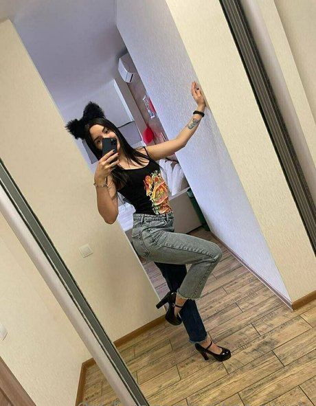 evelinaqueen onlyfans striptease