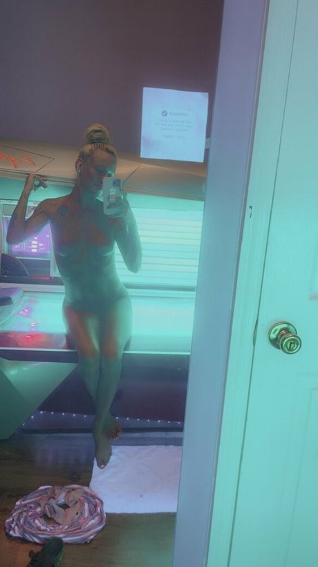 theonlybarbi2 onlyfans nude