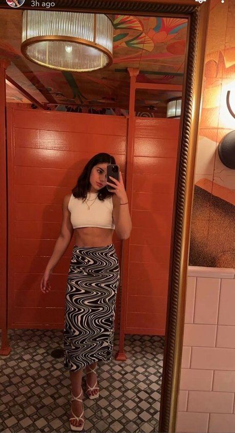 Sara Saffari onlyfans leaks.