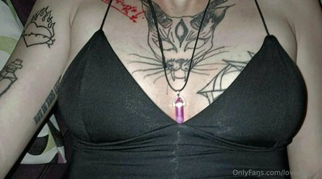 loveaxlgnr onlyfans topless