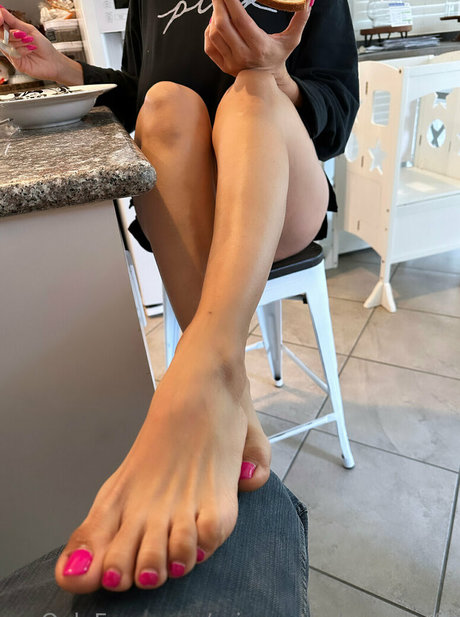 ariannathehousewife onlyfans naked