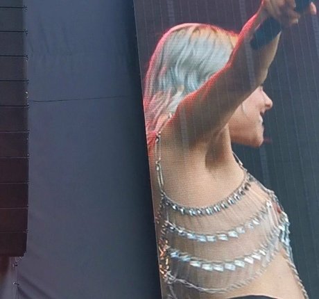 Phoebe Bridgers naked onlyfans pics