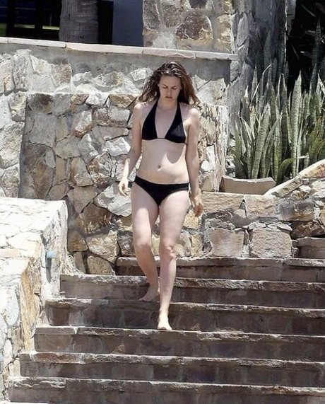 Alicia Silverstone strip onlyfans