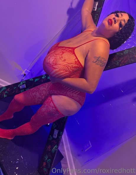 roxiredhott onlyfans strip tease