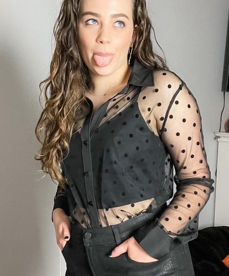 Mary Mouser onlyfans leaks