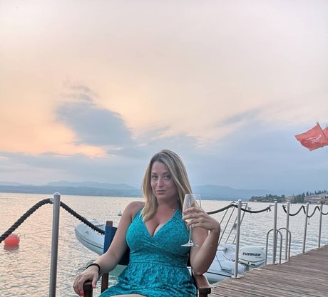 curvygirl89 onlyfans topless