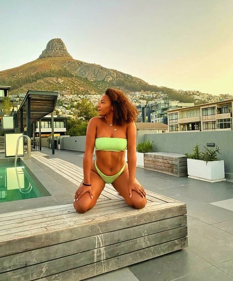 Naomi Schiff nude only fans