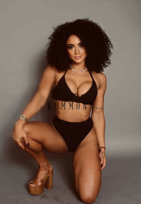 Gabi Melo onlyfans model images