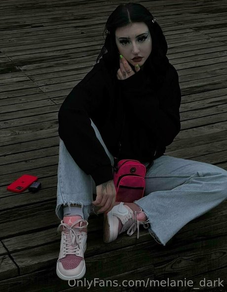 melanie dark Profile pic