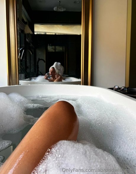 Abroadwithmila onlyfans nude leaks