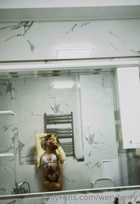 weryberry onlyfans striptease