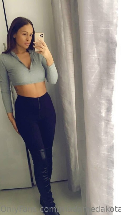 madamedakota onlyfans page
