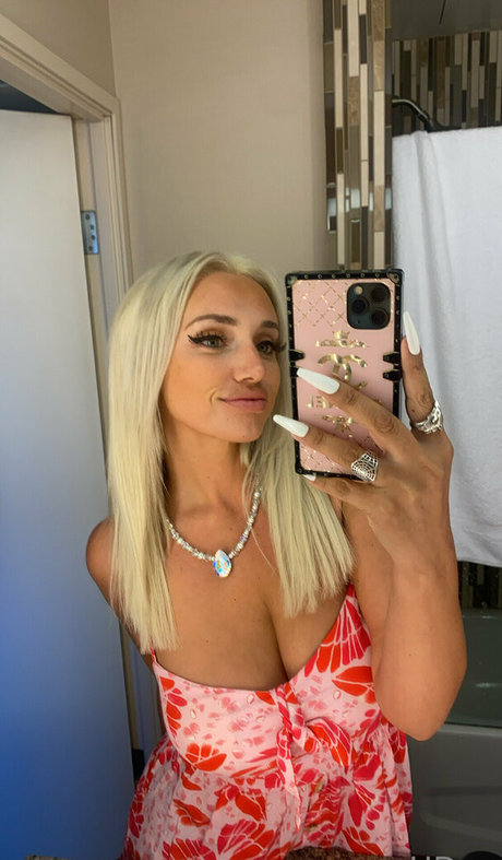 itshollyday onlyfans hot