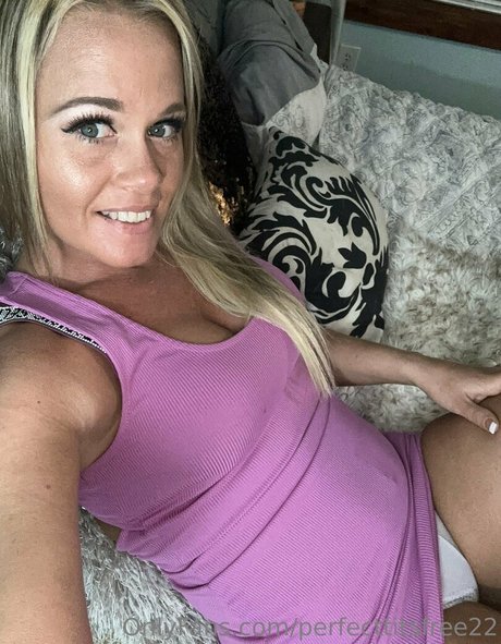 perfecttitsfree22 nude onlyfans leaked