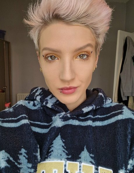 who on earth is anna onlyfans topless