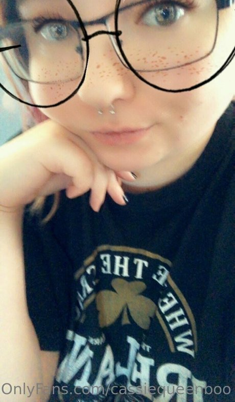 cassiequeenboo onlyfans nude leaks