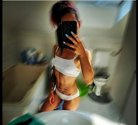 alittlebitpsycho98 onlyfans creator