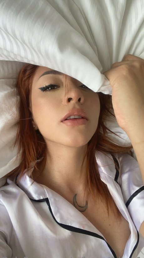 selenewhitee1 onlyfans model images