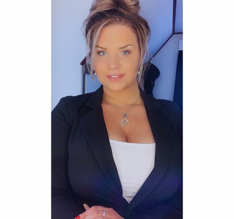 Joyce Straten onlyfans sexy