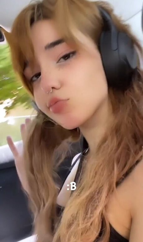 Arielle Maxine only fans pic