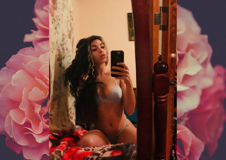 lolaqueencobra onlyfans naked pics