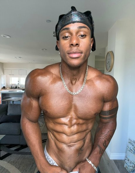 prettyskinboi onlyfans desnuda