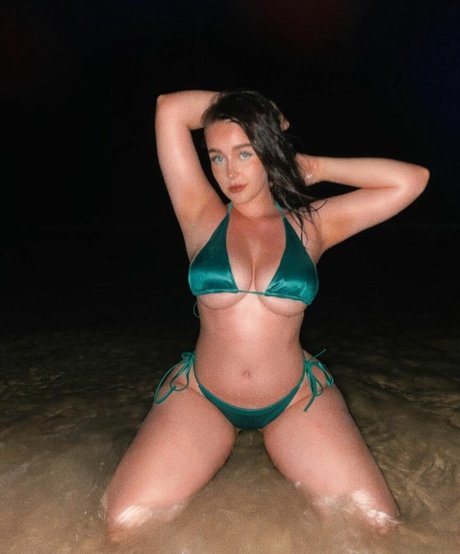 clara00ellis onlyfans nude photos