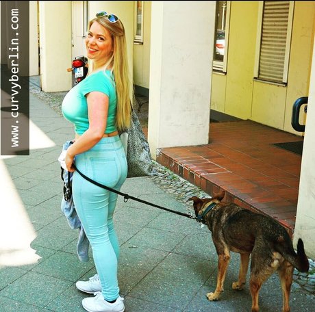 Laura Katz onlyfans striptease