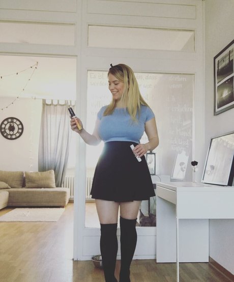 Laura Katz onlyfans striptease