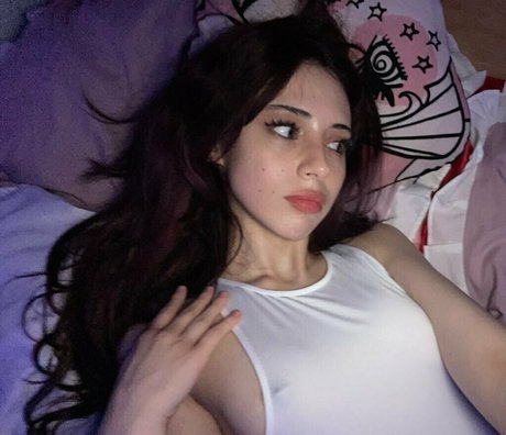 Mina Bell onlyfans model photo