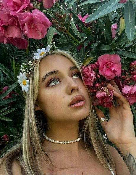 vvanessa v onlyfans model photo