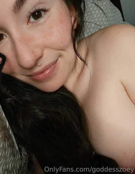 GoddessZoey onlyfans topless