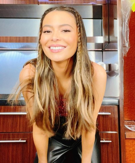 Miranda Cosgrove only fans leak