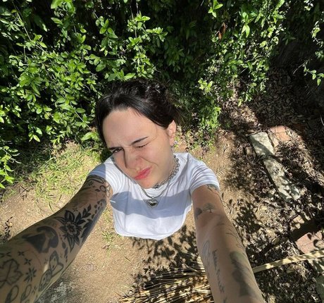 Bea Miller desnuda onlyfans