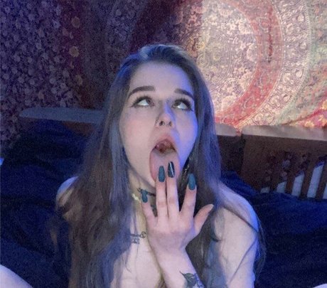 CosmicAlienLove leaked onlyfans.