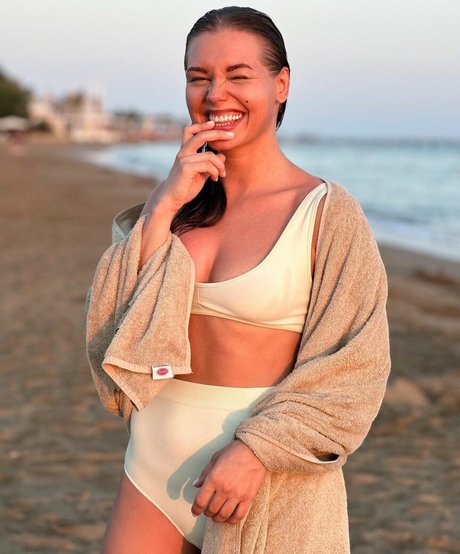 Kristina Asmus onlyfans striptease