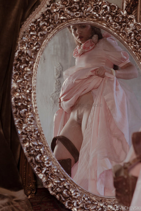 petitenikole onlyfans creator