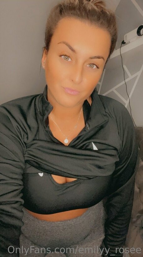 emilyy rosee onlyfans leaked.