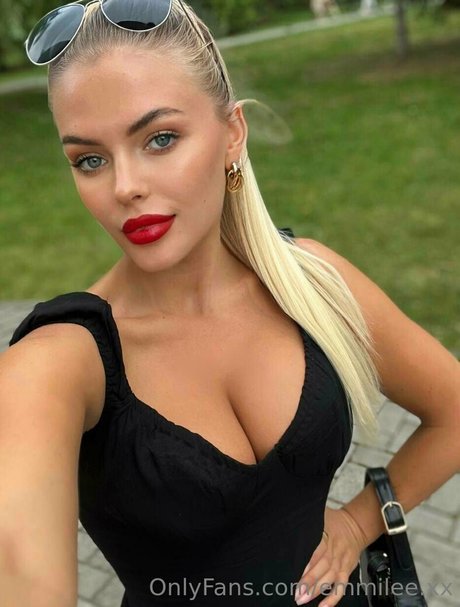 emmilee xx onlyfans naked