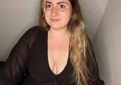 Molly Archer hot onlyfans