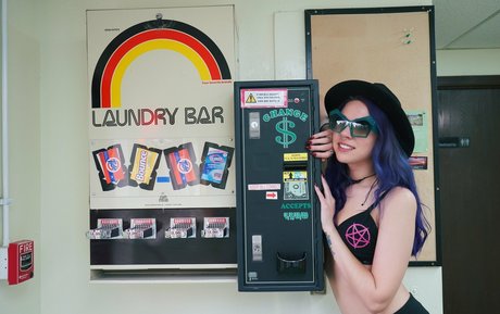 lolaxsparks onlyfans model