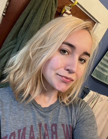 Erin Postsoffice onlyfans model photo