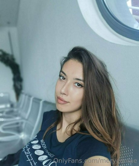 meryconlae onlyfans model