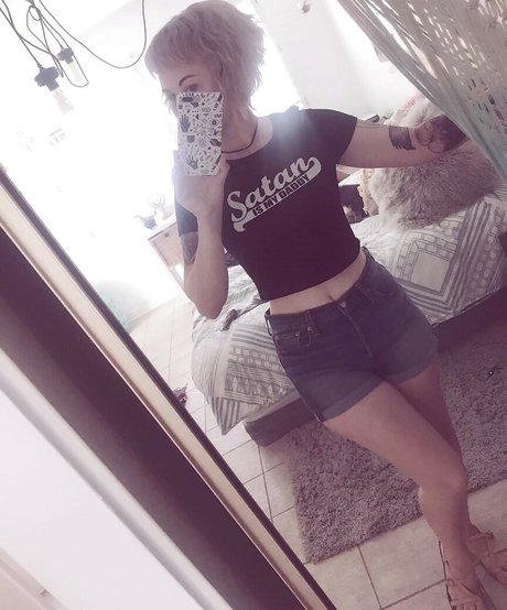 Holly Conrad onlyfans strip tease