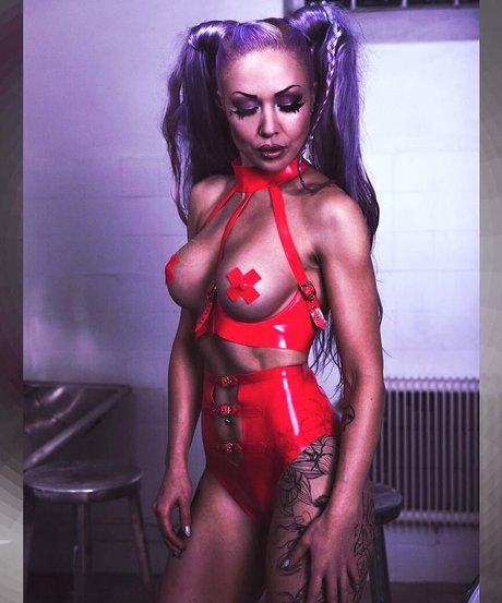 My Little Vronie onlyfans strip tease