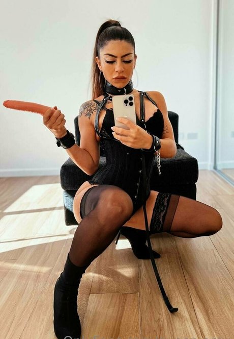 queen amy naked on onlyfans